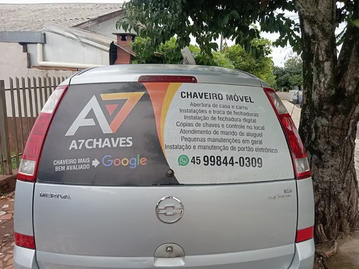 Carro da A7Chaves com o adesivo de chaveiro móvel e o WhatsApp