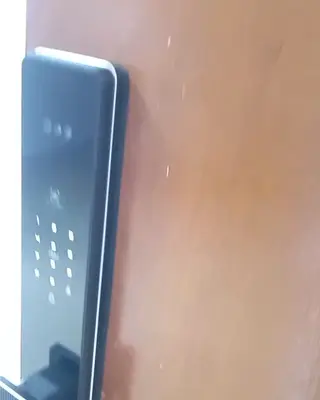 Fechadura digital instalada em porta de madeira