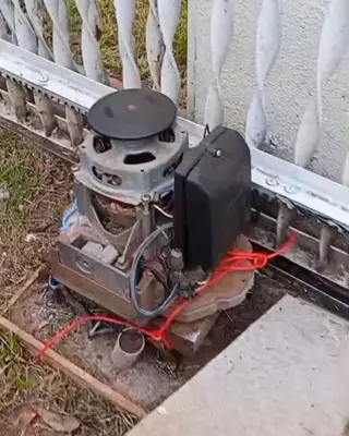 Motor de portão eletrônico em manutenção