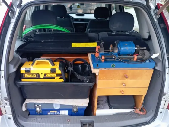 Porta-malas do carro da A7Chaves com as máquinas de fazer chave e as ferramentas